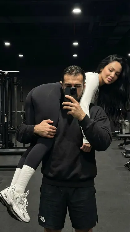 Casal na academia: ele carrega ela nas costas numa selfie no espelho